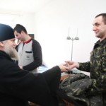 Братія Спасо-Преображенського монастиря відвідала поранених солдат у Київському військовому госпіталі